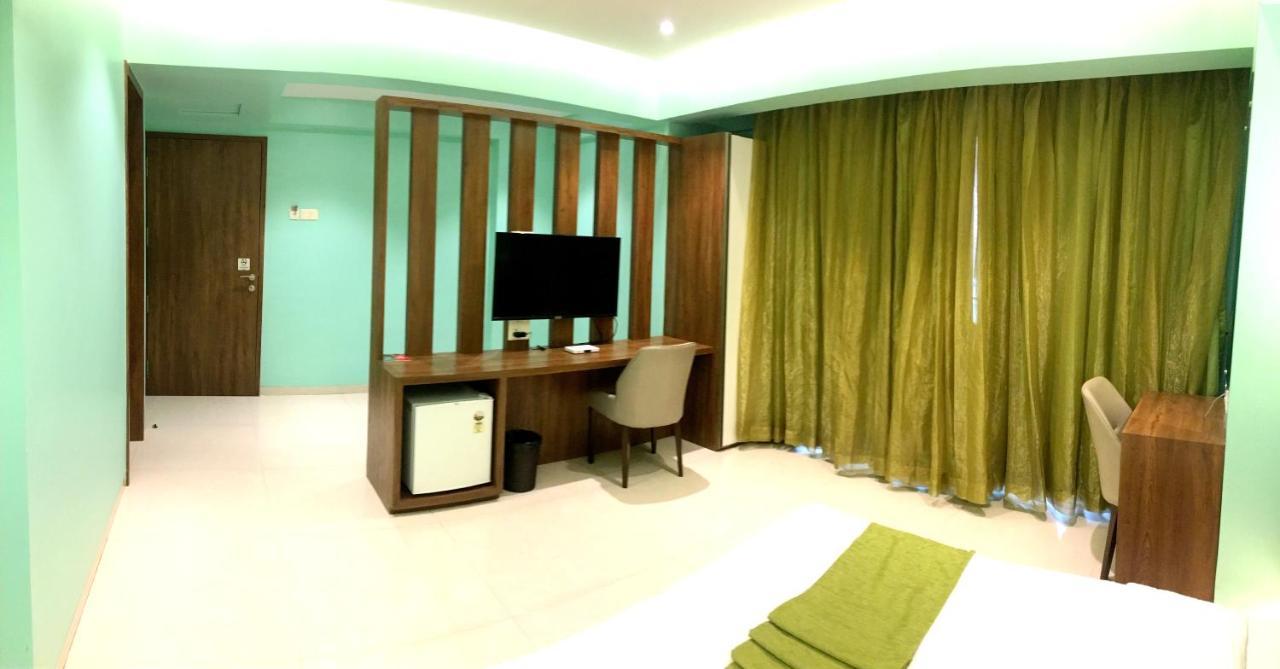 Hotel Seven Oaks Navi Mumbai Exteriör bild