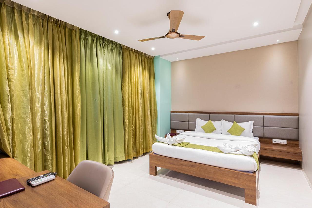 Hotel Seven Oaks Navi Mumbai Exteriör bild