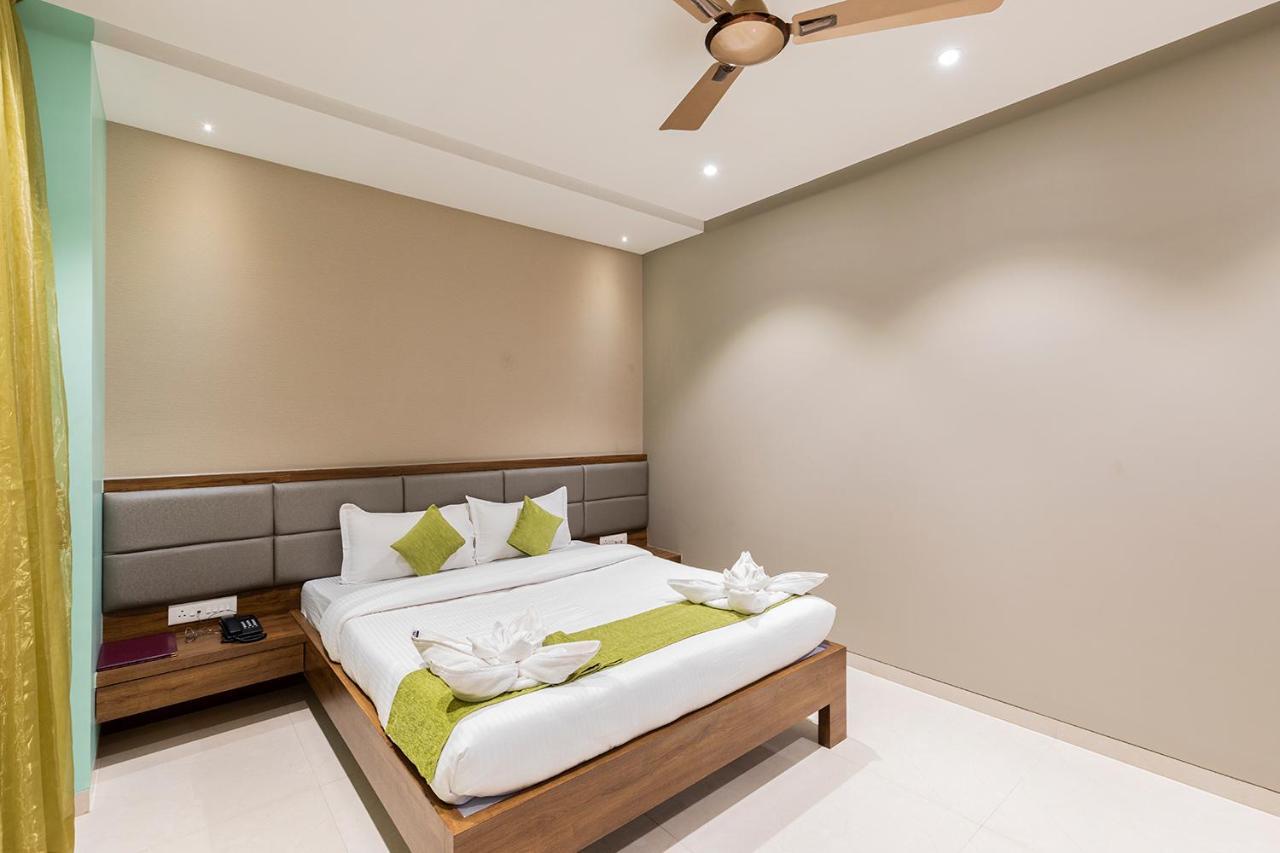 Hotel Seven Oaks Navi Mumbai Exteriör bild