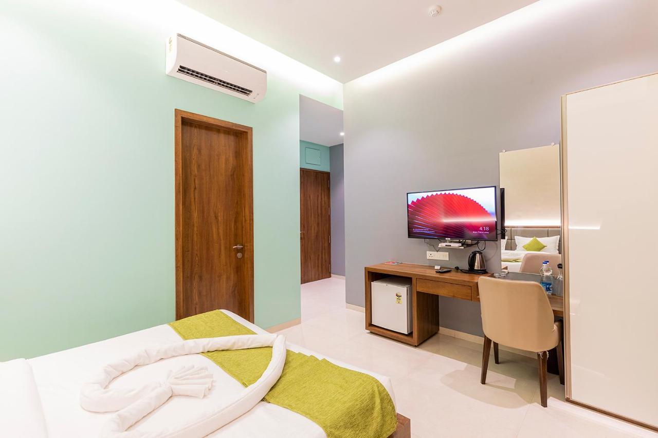 Hotel Seven Oaks Navi Mumbai Exteriör bild